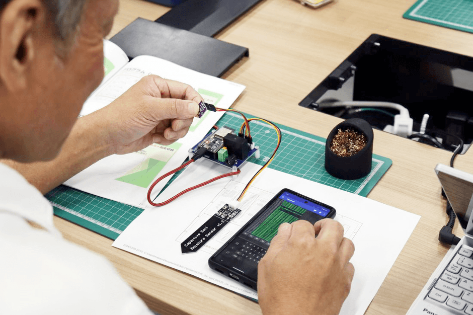 完成した回路基板のセンサーを起動させてみる参加者