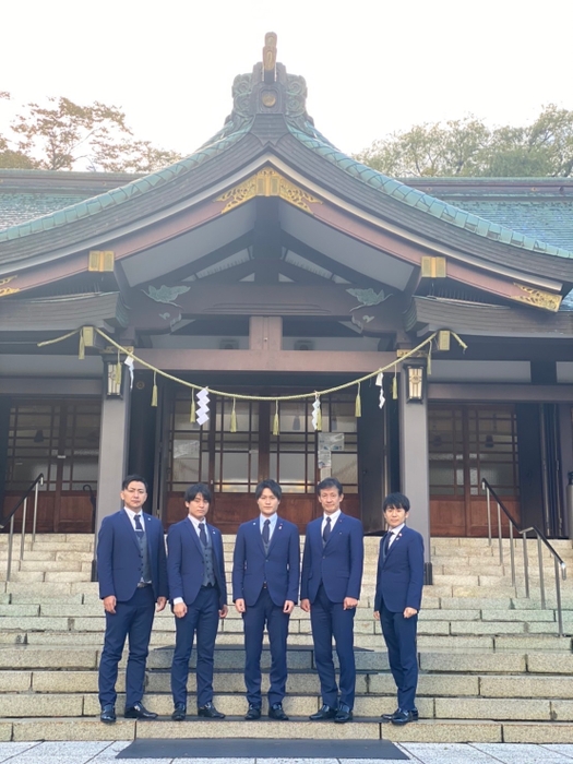 公演が始まる前にはいつも神社にて成功祈願をする出演者達