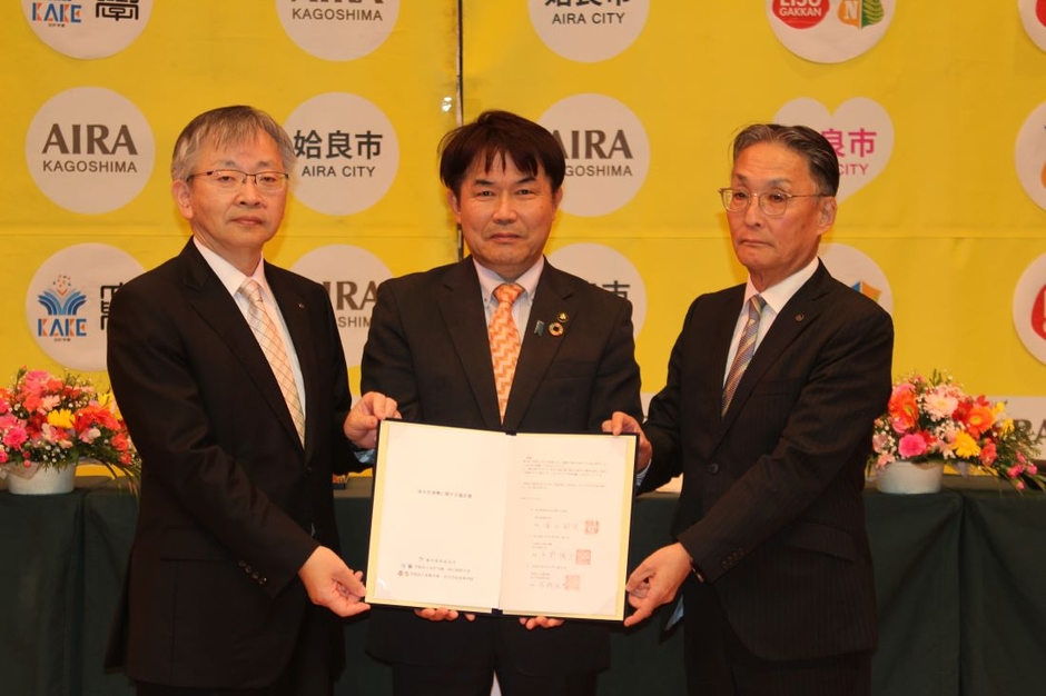 協定書を手にする(左から)平野学長、湯元市長、髙橋校長