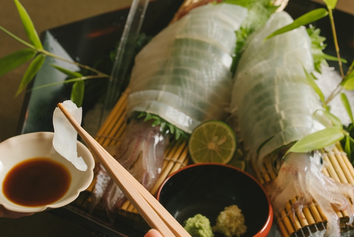 夏の丹後を代表する味覚、活け烏賊。透き通る美しさ、心地よい歯ごたえ、そして噛むほどに広がる甘みが魅力