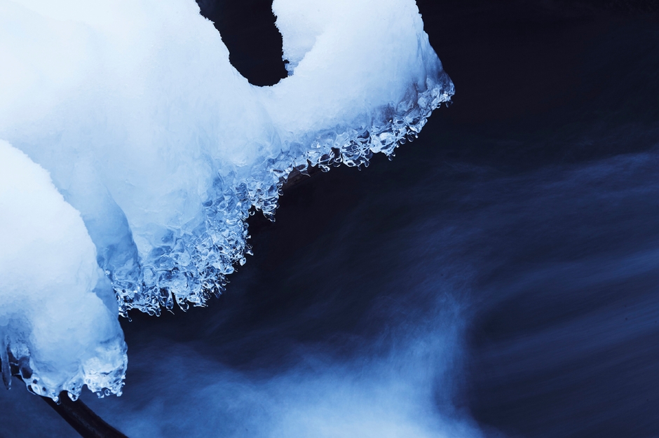 渓流の水しぶきが凍ってできた繊細なしぶき氷