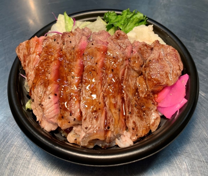 鉄板で焼く牛サーロインステーキ丼