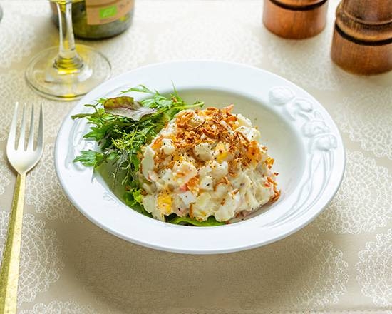 少し物足りない時は自家製のポテトサラダがおすすめ。