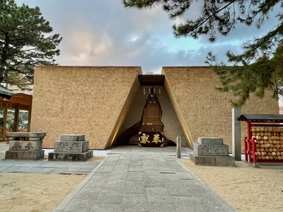 福岡県福岡市「鳥飼八幡宮」が205年ぶりに神殿建替え　 原点回帰をコンセプトにした茅葺と巨石の「鳥飼様式」が完成