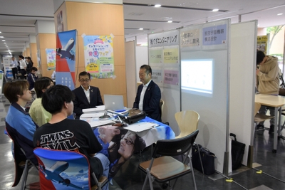 中央奥がアドバイスを送る和田社長