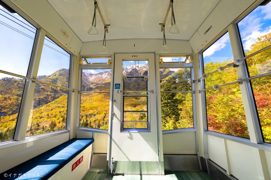 立山ロープウェイ内からの景色