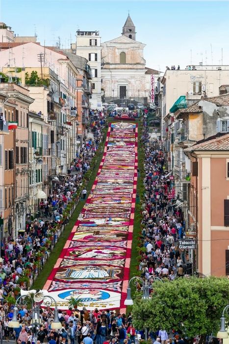 イタリア・ジェンツァーノ市のインフィオラータ