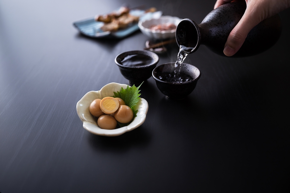 うずらのたまご 関西だし醤油と日本酒の晩酌シーン