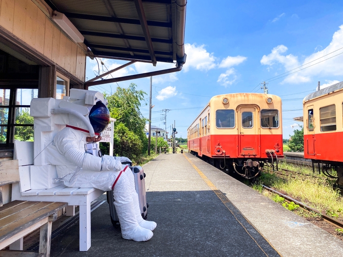 レオニート・チシコフ《7つの月を探す旅「第二の駅 村上氏の最後の飛行 あるいは月行きの列車を待ちながら」》