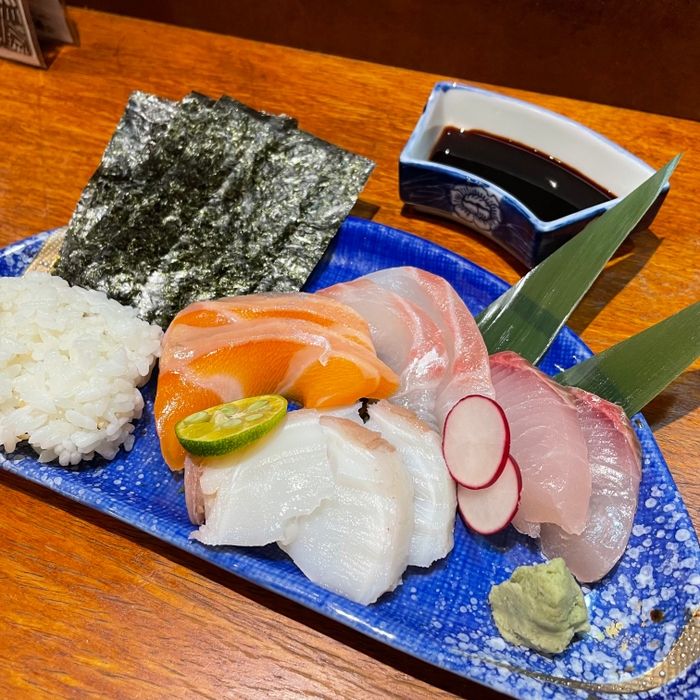 人気の刺身盛りには海苔とご飯が！　