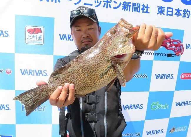 大型のオオモンハタを仕留めた出場者