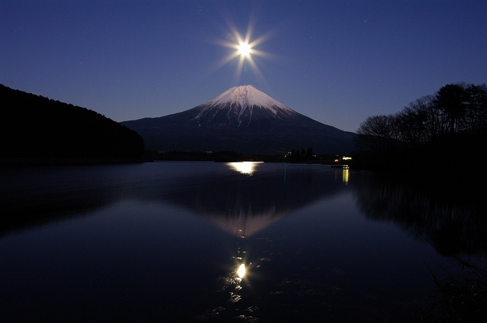 10月と12月にはムーンライト富士が見られます