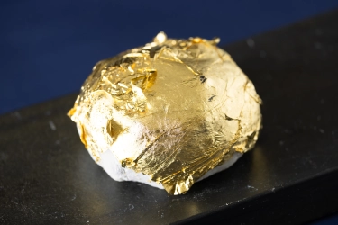 今年、史上最高値を更新した“金”にあやかって キラキラの金箔をまとった伝説の大福が7年ぶりに復活！ 「ジャンボ金箔大福」