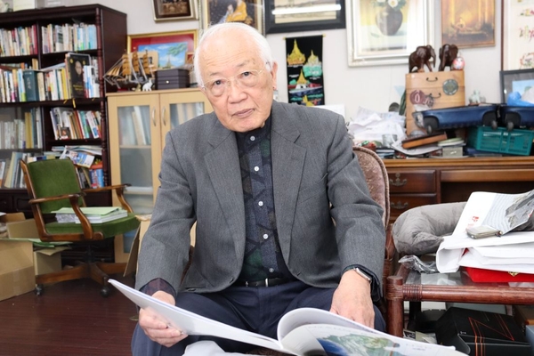 被災地への支援を訴える岡田理事長＝岡山市北区の日本・ミャンマー医療人育成支援協会事務所で