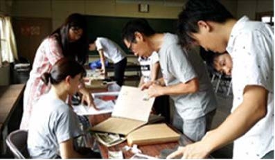 写真展に向けた古写真のスキャニング作業