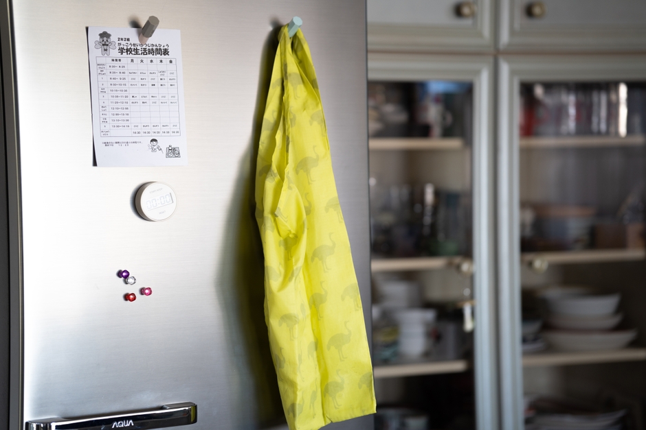 キッチン周りに貼っておいても便利!剥がしずらいペットボトルのラベルや豆腐のフィルムなども楽々カット!