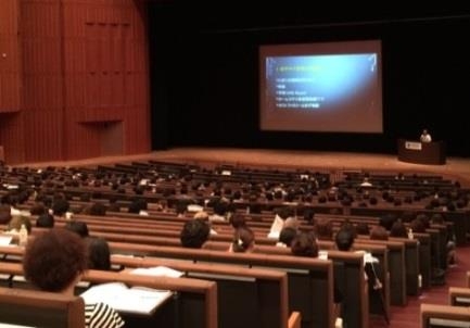 学生と保護者を対象に今年7月に行われた留学前オリエンテーションの様子