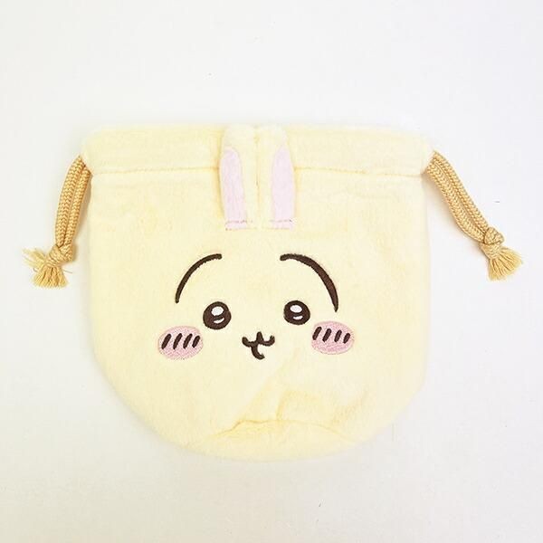 ちいかわのふわふわ素材のフェイス巾着。外見だけではなく、内生地までかわいすぎる反則級な癒しアイテムです。