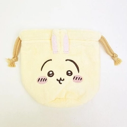 ちいかわのふわふわ素材のフェイス巾着。外見だけではなく、内生地までかわいすぎる反則級な癒しアイテムです。