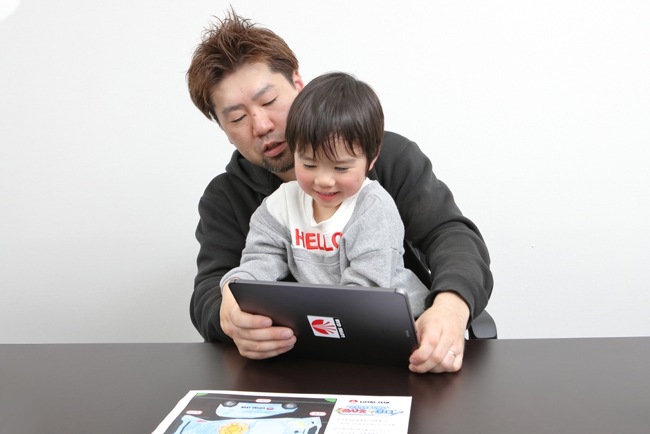 小さなお子さまも、画面にクルマが登場すると大はしゃぎ！