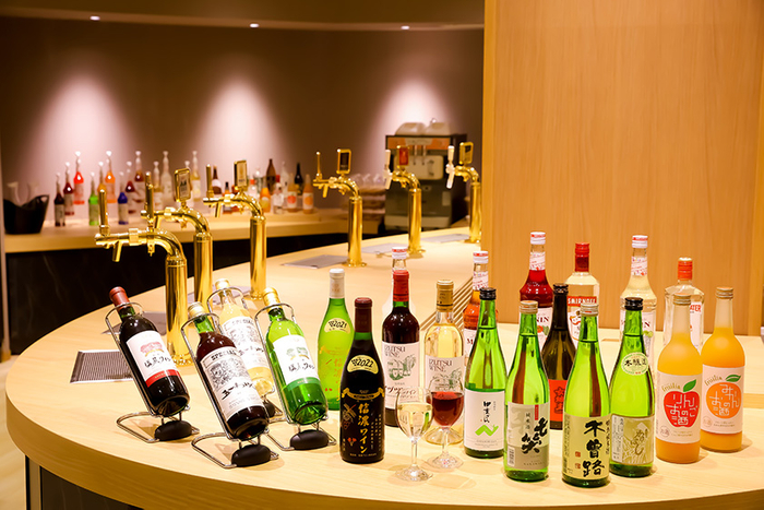 木曽の地酒や塩尻ワインなど、夕食時のアルコールもオールインクルーシブでご自由に。