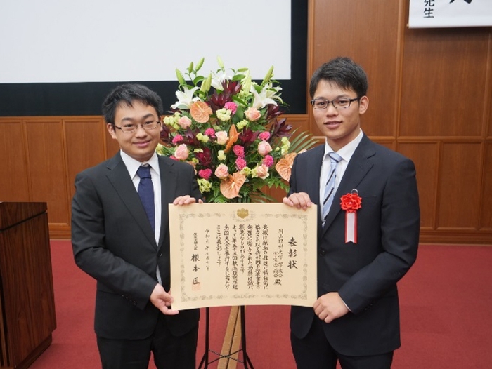 表彰状を手にする久戸瀬さん（右）と樋野さん（左）