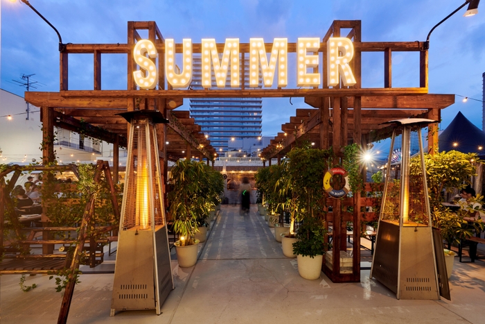 札幌PARCOの屋上出現する、西海岸リゾート風ビアガーデン