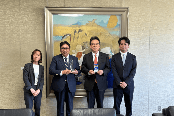 （写真：左からマーケティング本部 松下、代表取締役社長 竹下、大西市長、取締役 山口）