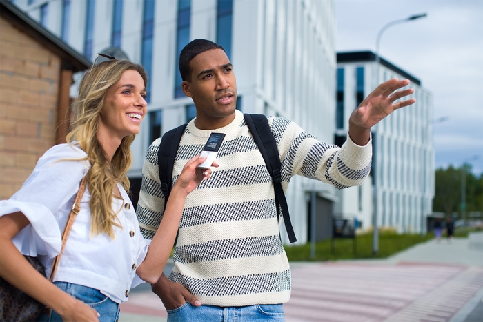 外国の方に道を訪ねる時／訪ねられた時にもスマホを操作しながらの翻訳ができる