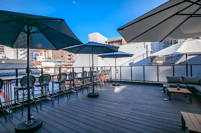 「八王子ブロッサム」の２階テラス。桑都テラスで行われるイベントを眺められる特等席