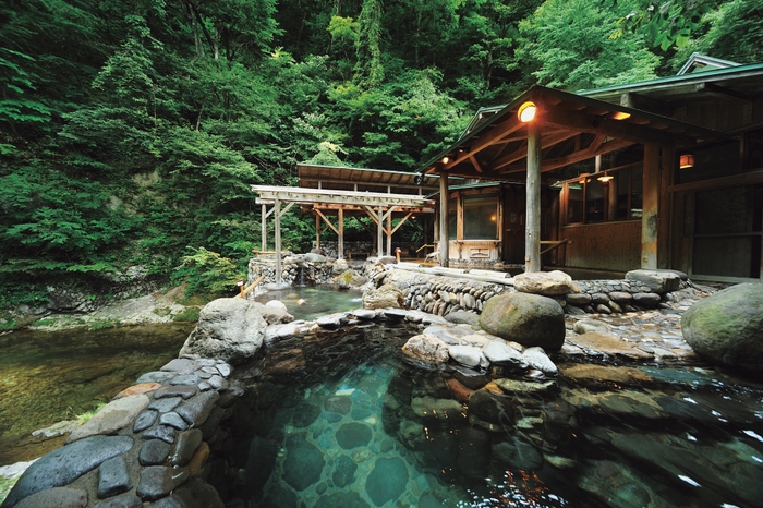 静かな里山と広瀬川に囲まれた「広瀬川源流露天風呂」