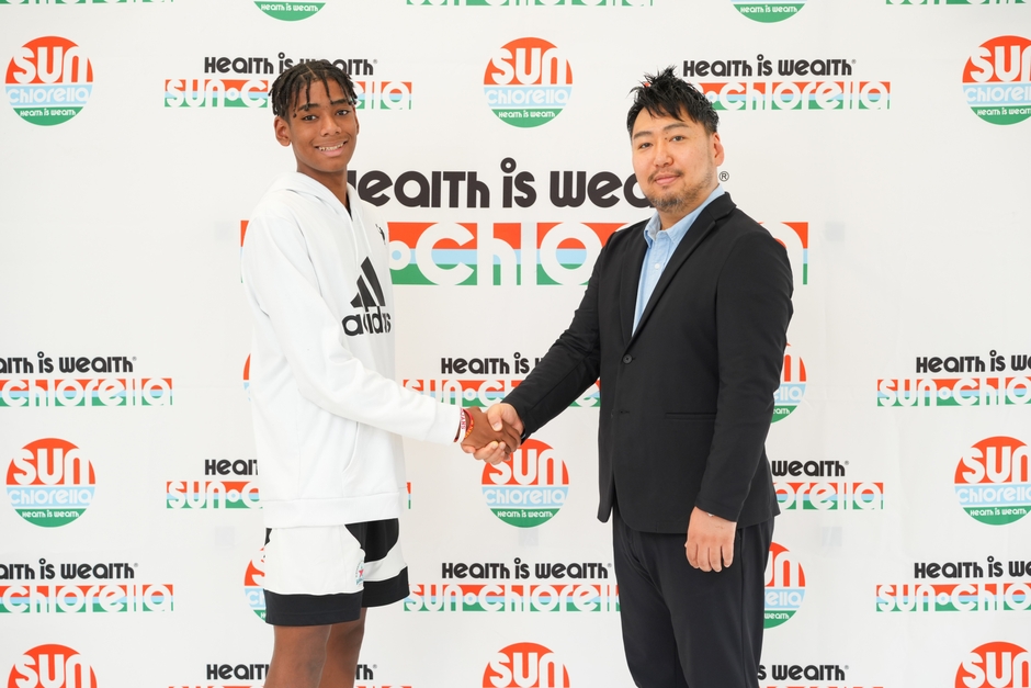 新郷 礼音選手とサン・クロレラ 代表取締役社長 中山 太