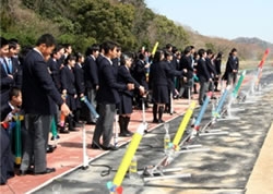 本校生徒による水ロケット打ち上げ(昨年度)