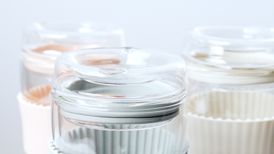 飲み口のあるフタまでガラス製。無味無臭のガラスは飲み口滑らか。飲み物の香りや味を損ないません。