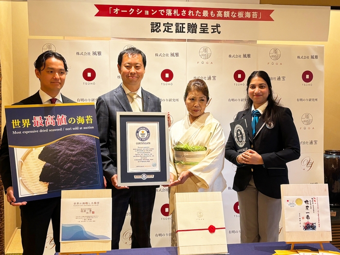 認定証を持った写真