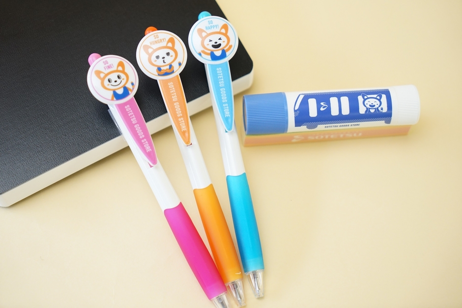 「そうにゃん消え色ピット」(右)・ 「そうにゃんボールペン」3種類(左)