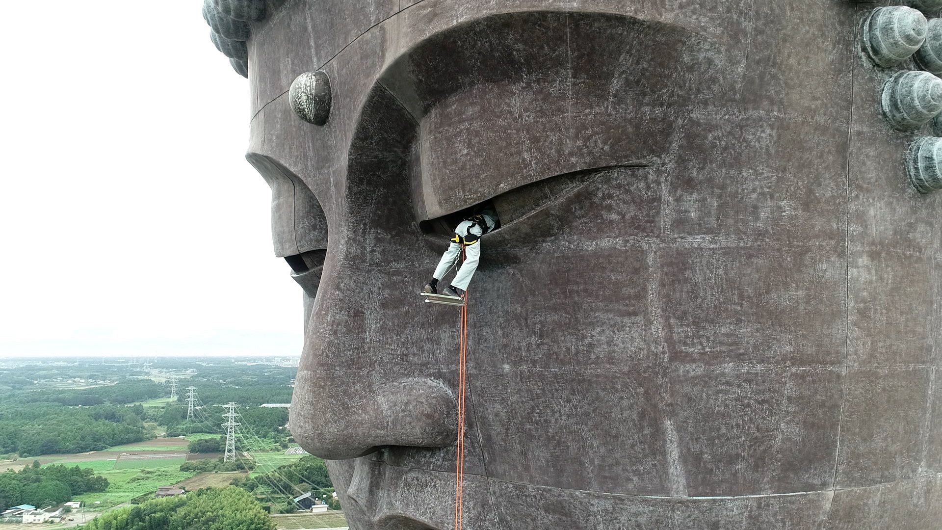 高さ1メートル 世界最大の青銅仏像 牛久大仏 の洗浄作業に密着 頑固な汚れを前に作業員たちが取った意外な行動とは 11 1 日 Backstage バックステージ Newscast