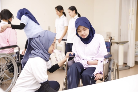 外国人の介護福祉士育成に取り組む専門学校アリス学園　 国家試験で留学生受験者としては全国1位の24名の留学生が合格