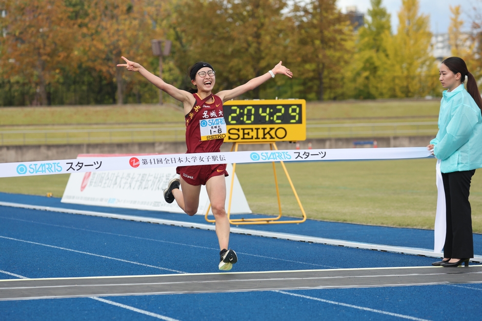 7連覇サインで満面の笑顔でゴールする谷本選手