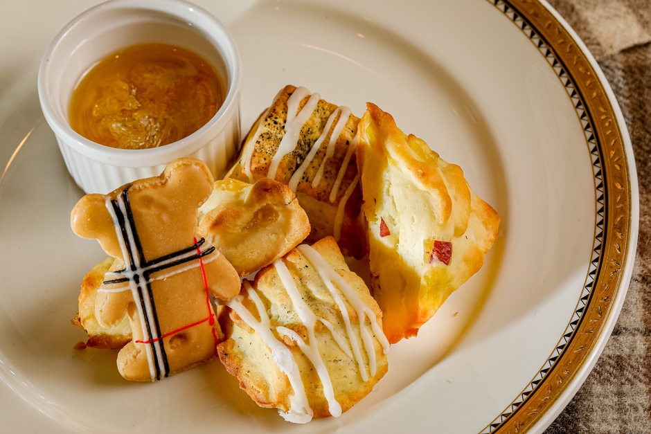 3皿目　スコーン2種（サツマイモ・紅茶）～ハニーを添えて～