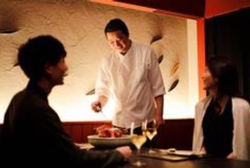 個室での夕食(イメージ)