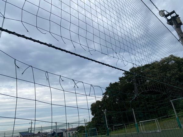 防球ネットの修繕が必要です