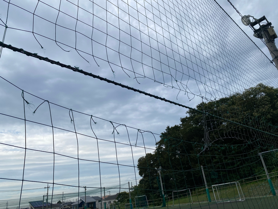 防球ネットの修繕が必要です