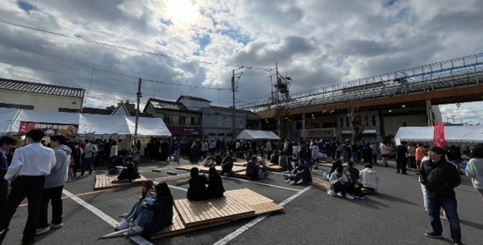 近畿大学産業理工学部生が高校と協働して、地域活性化に貢献 飯塚高校「まちなか学園祭」でメイン会場をデザイン