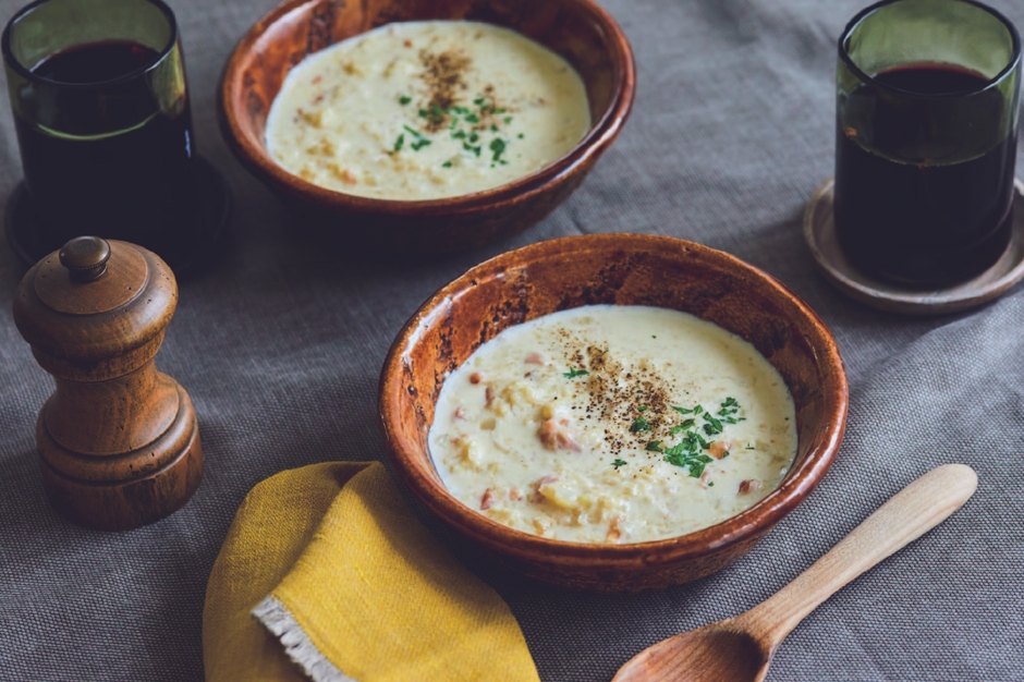 サラダ感覚の食べるスープ!「刻みカリフラワーとベーコンのクリーム煮」
