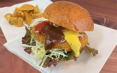 自家酵母バンズの くじらメンチカツバーガー(500円)