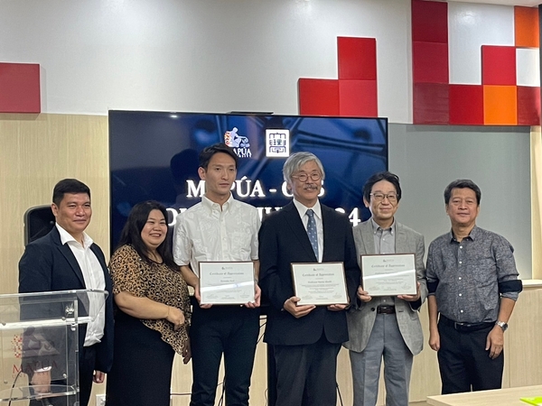 記念写真に納まる赤司教授（左から４人目）、山本教授（右から２人目）、岩井講師（左から３人目）