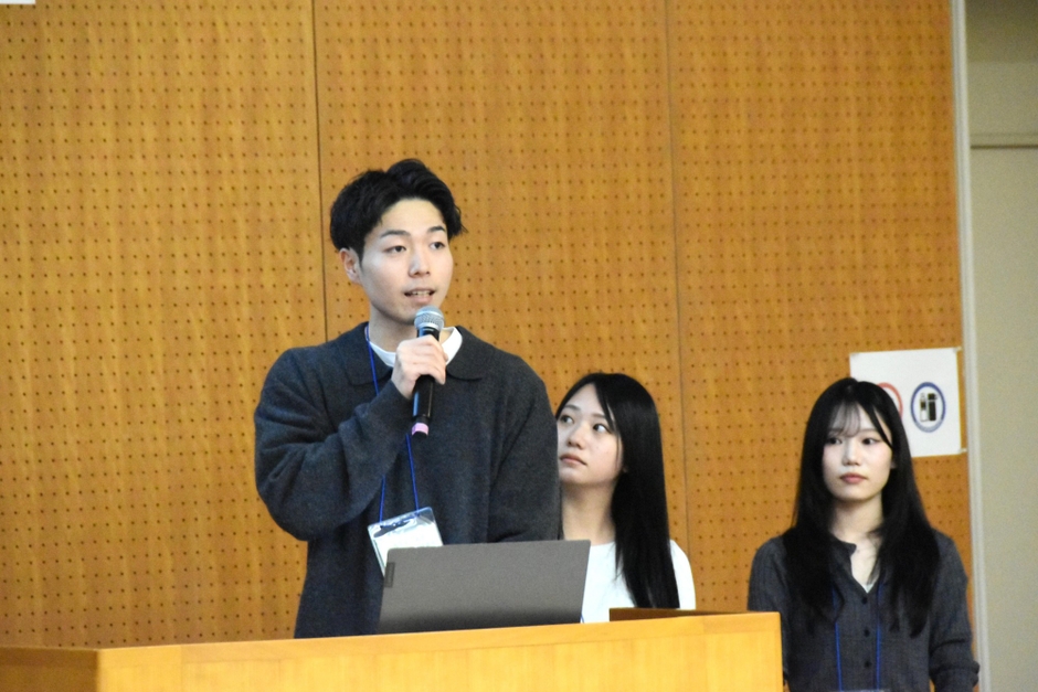 発表する池戸さん