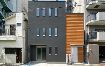 【18坪の狭小二世帯住宅】防火地域の築35年実家を建て替え！屋久杉バルコニーと可変する和室でくつろぐ、工夫満載の快適邸宅（東京都江東区）