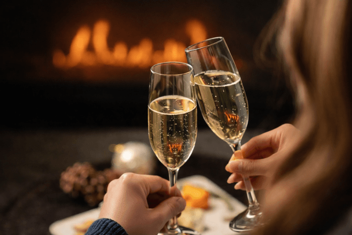 記念日を彩るディナーはシャンパーニュの乾杯から/イメージ